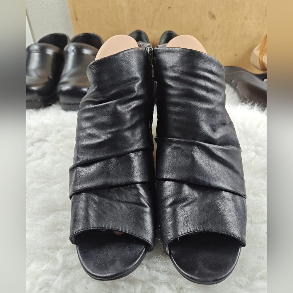 Blowfish Malibu peep toes zipper black Leather wedge women's size 10